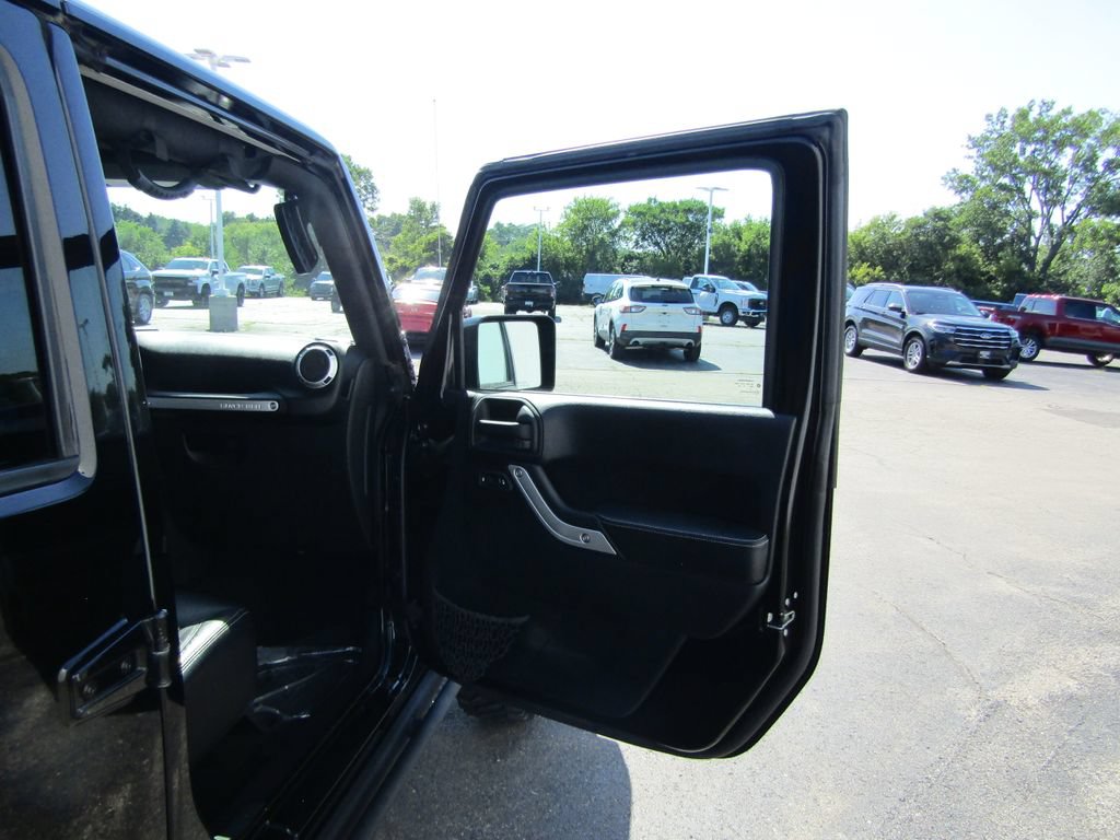 Used 2016 Jeep Wrangler Unlimited Rubicon AWD/4WD image 35
