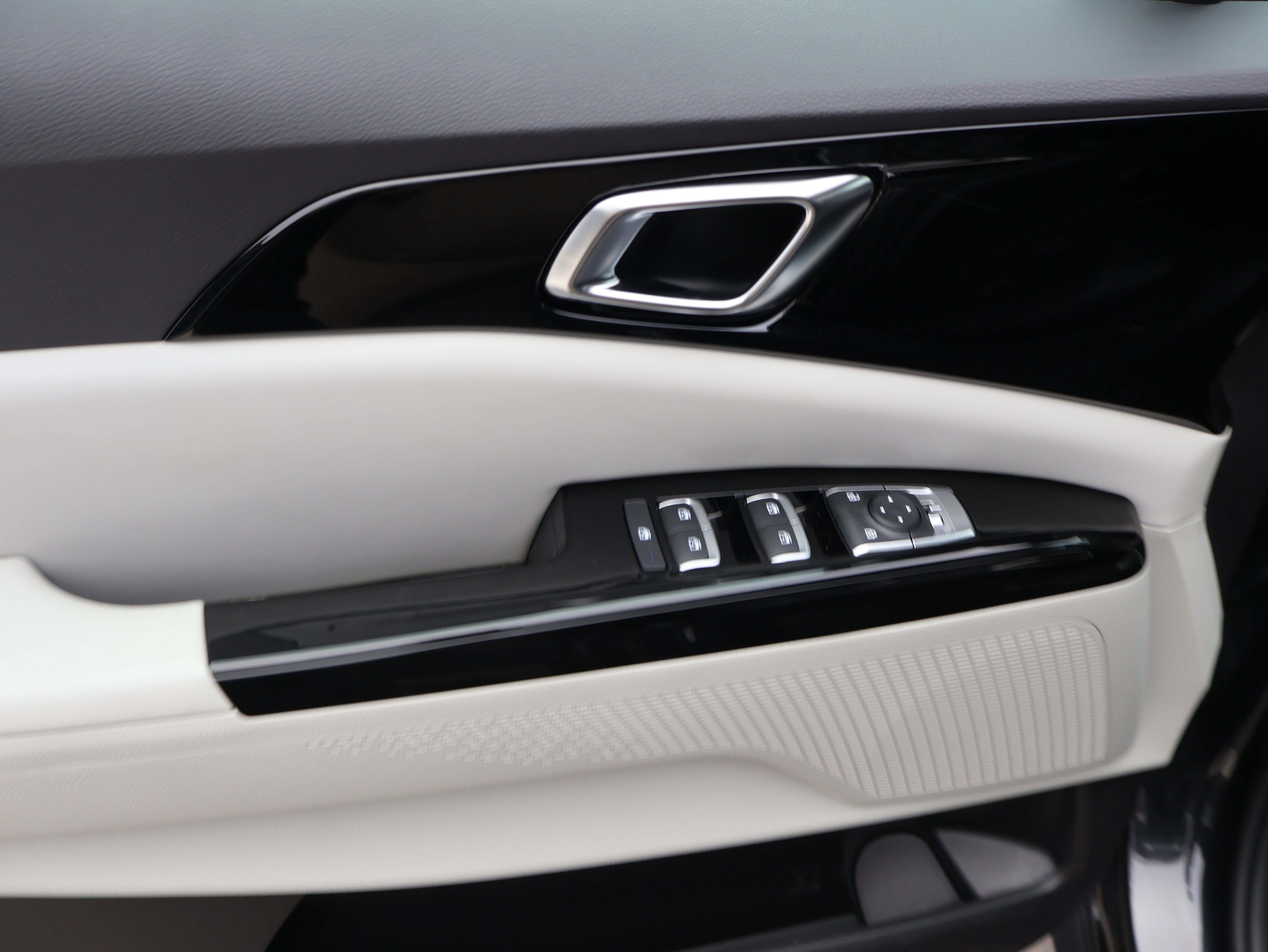 Used 2022 Kia Carnival EX image 20