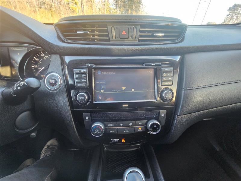 Used 2017 Nissan Rogue SV w/ SV Premium Package image 16