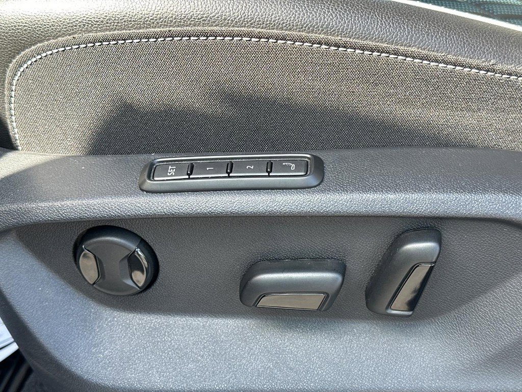 Used 2025 Volkswagen Atlas Cross Sport SEL Premium R-Line image 20