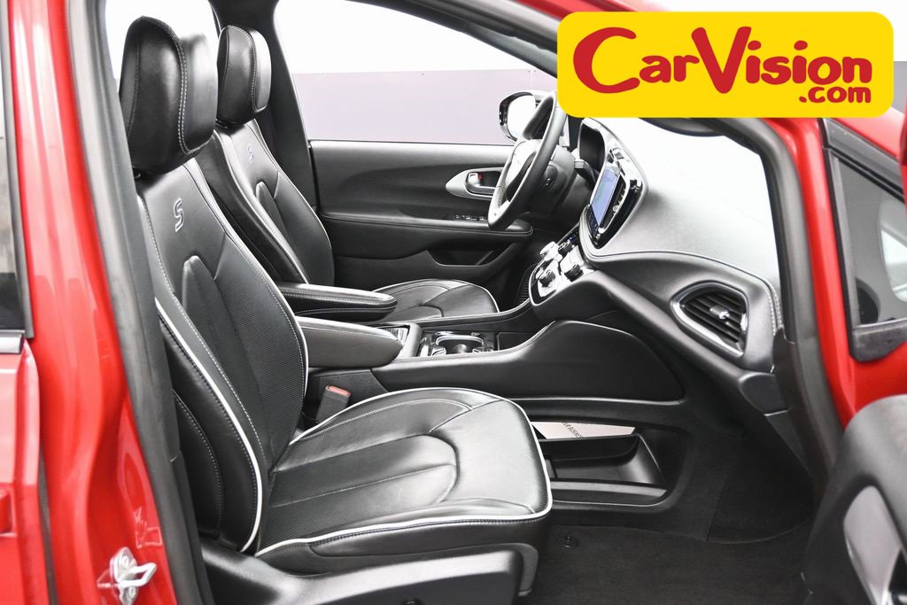 Used 2025 Chrysler Pacifica Limited image 40
