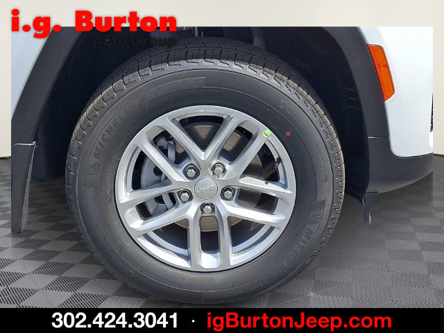 New 2026 Jeep Grand Cherokee Laredo w/ MOPAR Finishing Package AWD/4WD image 5