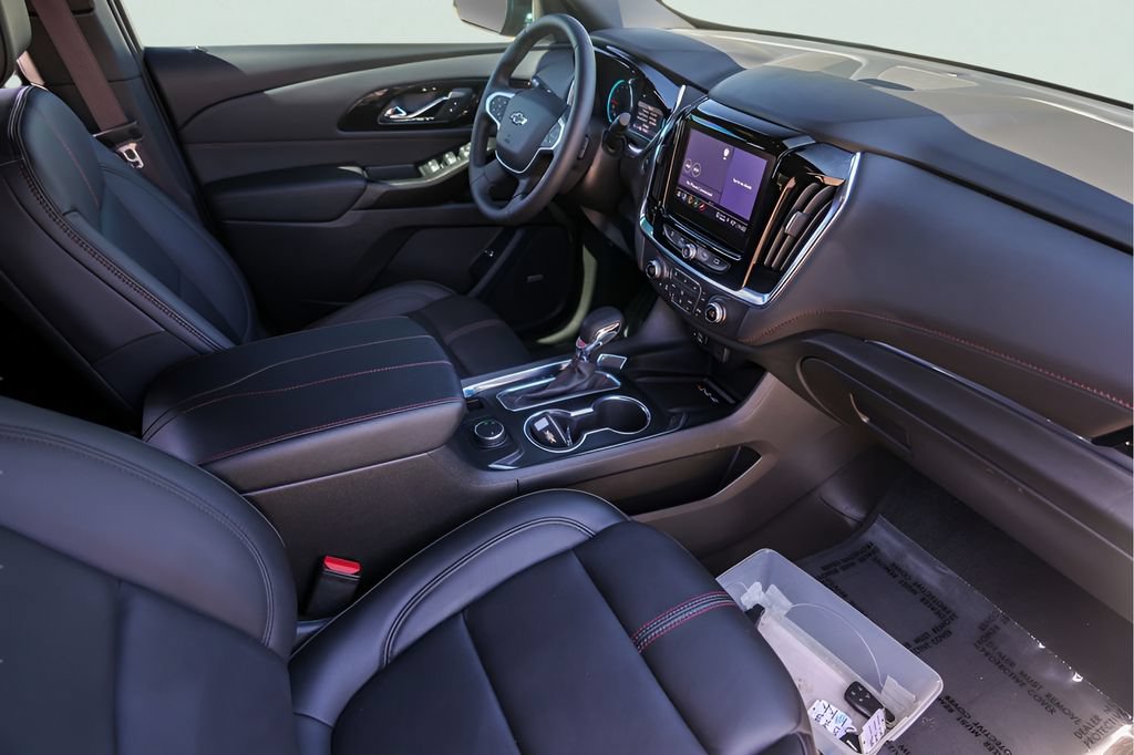 Used 2023 Chevrolet Traverse RS FWD image 32