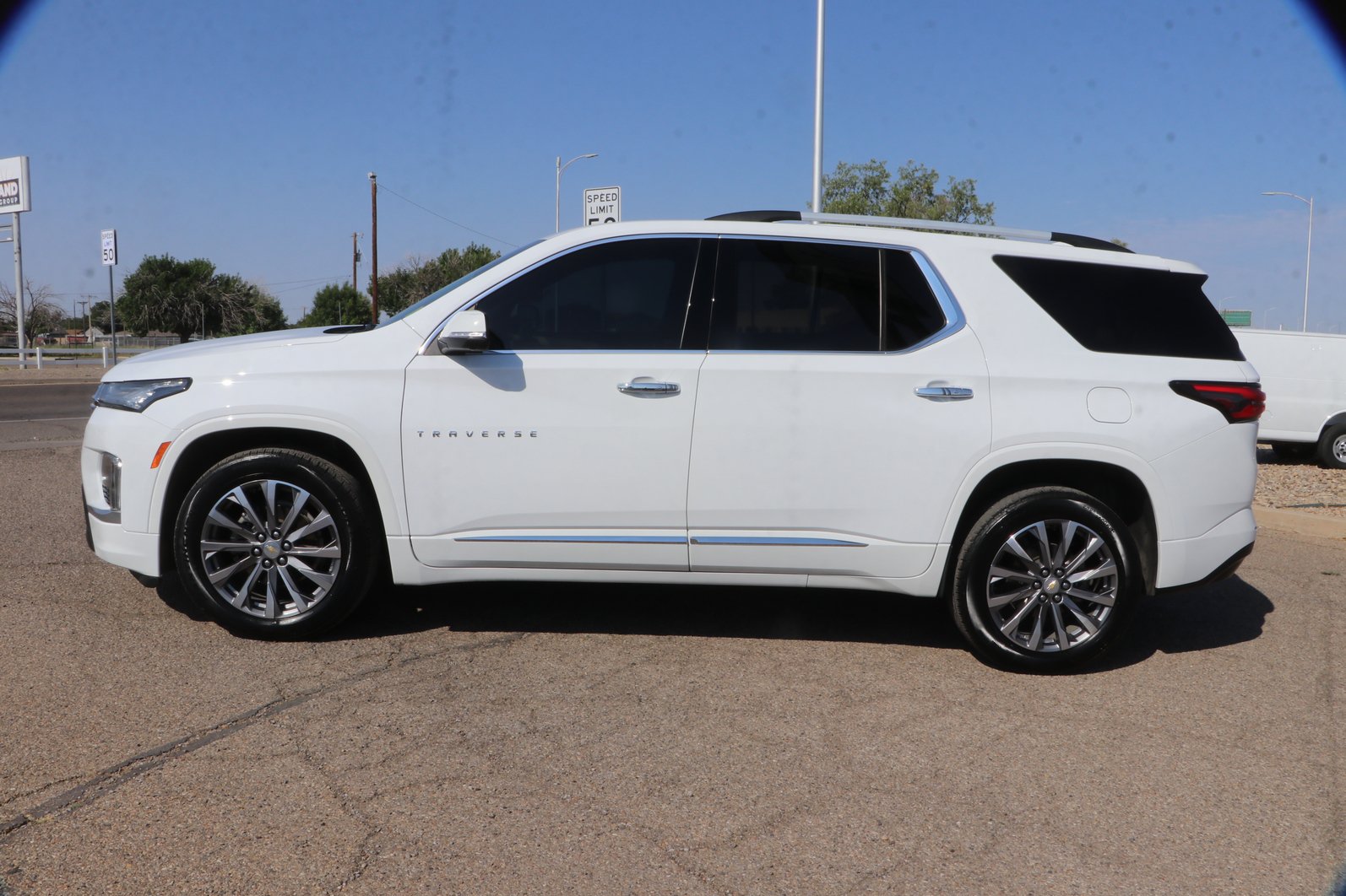 Used 2023 Chevrolet Traverse Premier FWD image 4