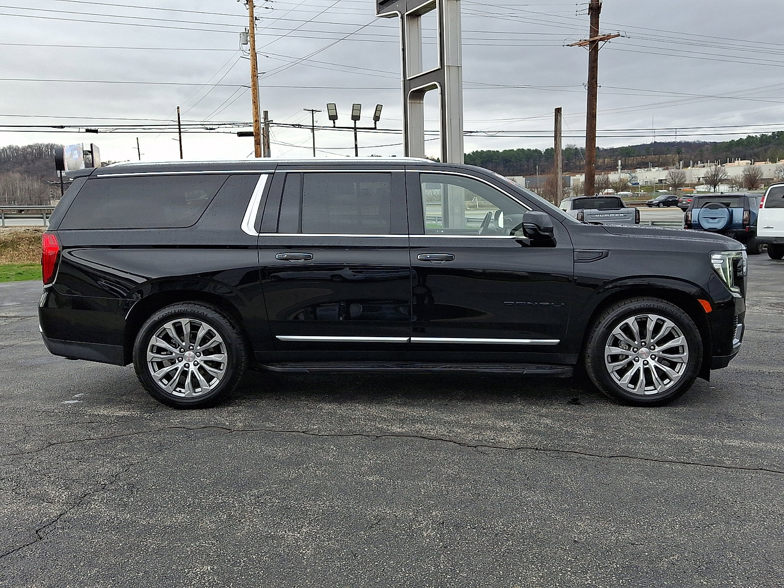 Used 2023 GMC Yukon XL Denali w/ Advanced Technology Package image 9