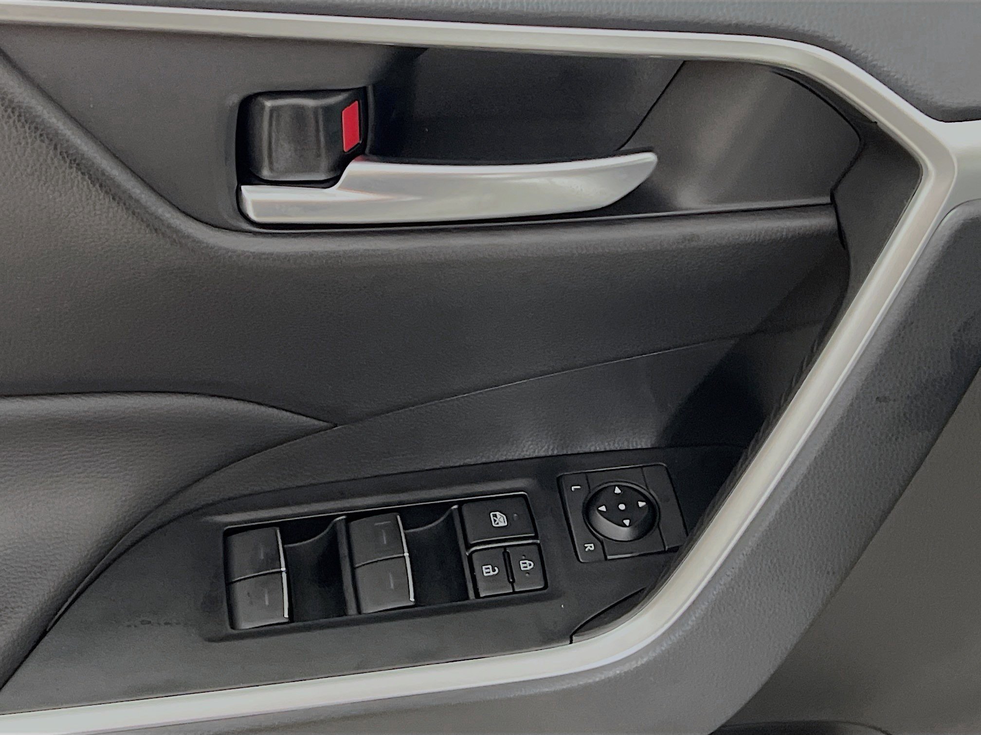 Used 2025 Toyota RAV4 XLE image 17