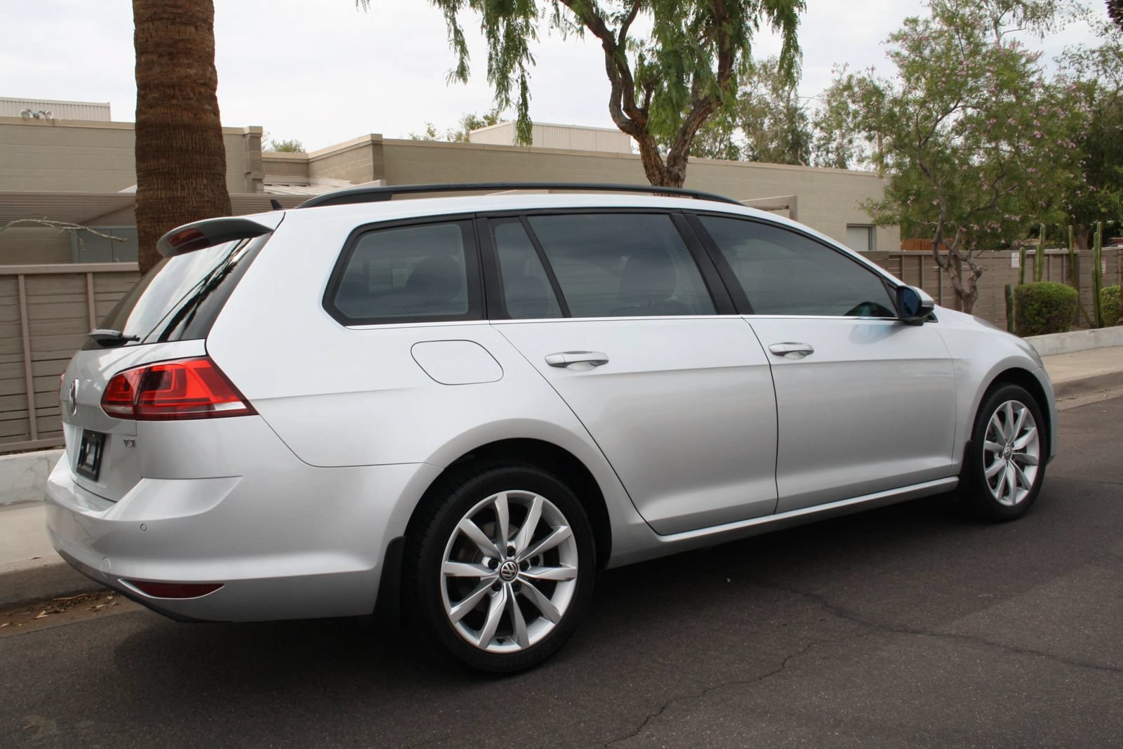 Used 2015 Volkswagen Golf SE w/ Lighting Package FWD image 3