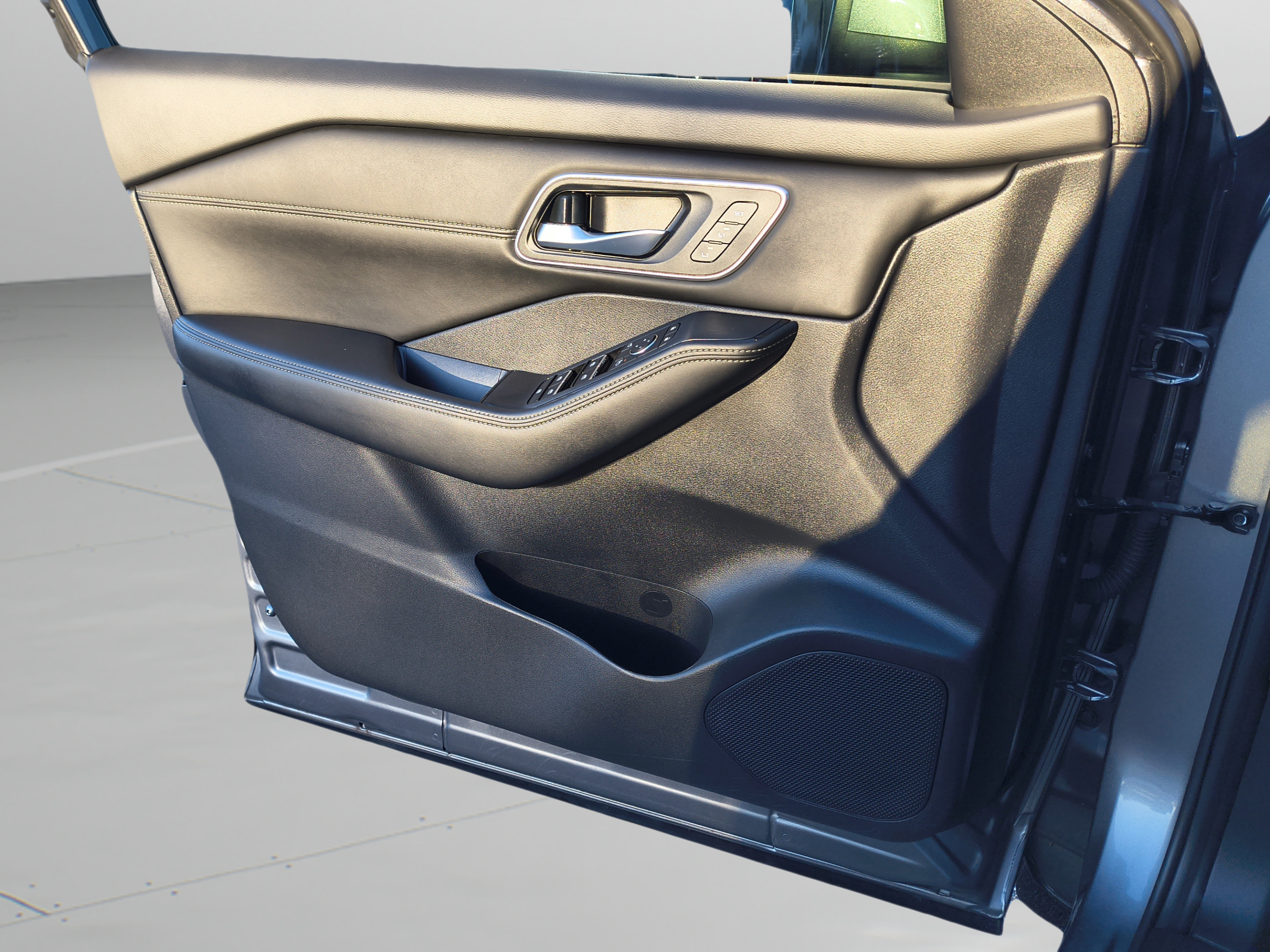 Certified 2024 Nissan Rogue Platinum FWD image 25