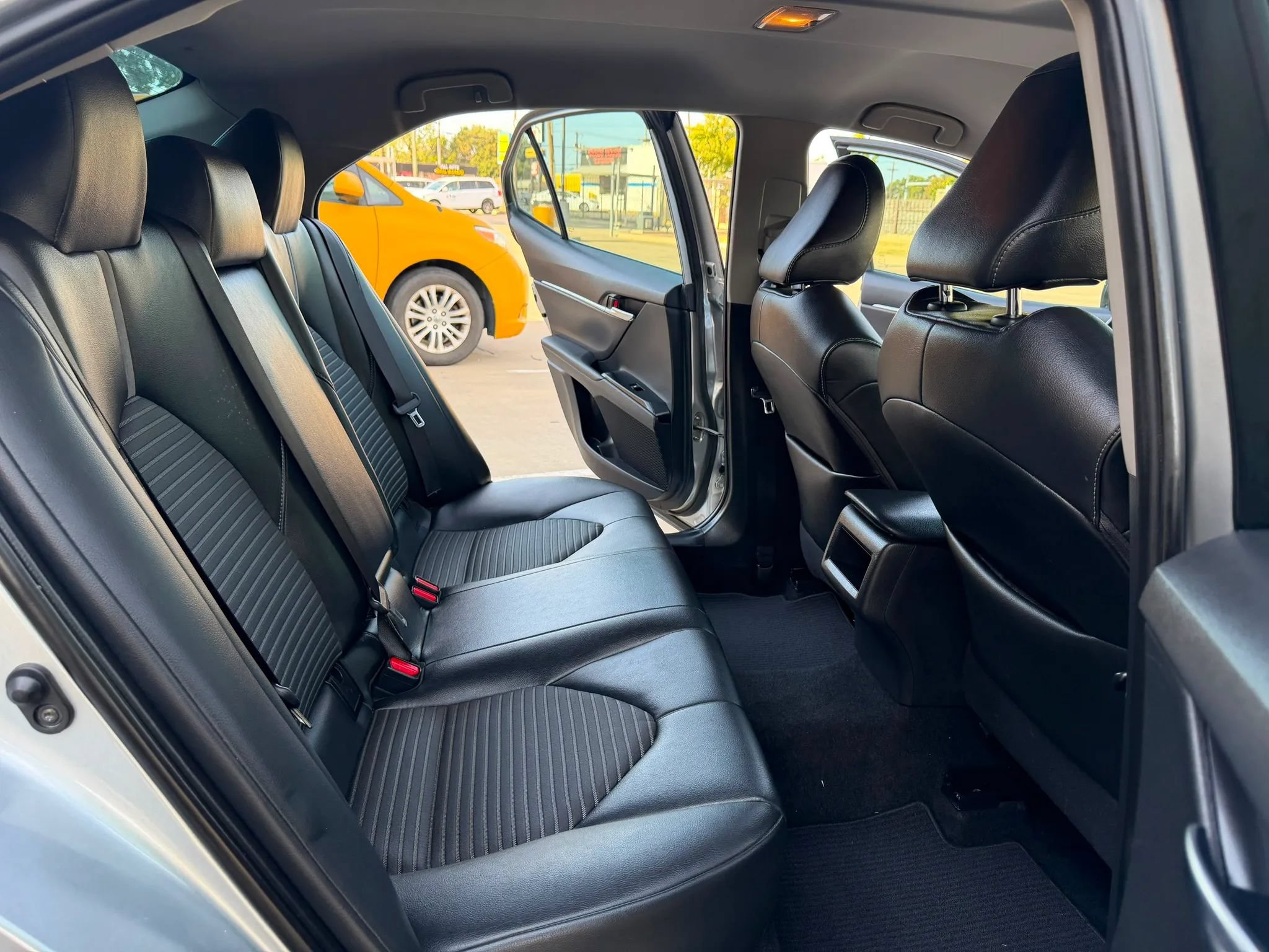 Used 2018 Toyota Camry SE FWD image 14