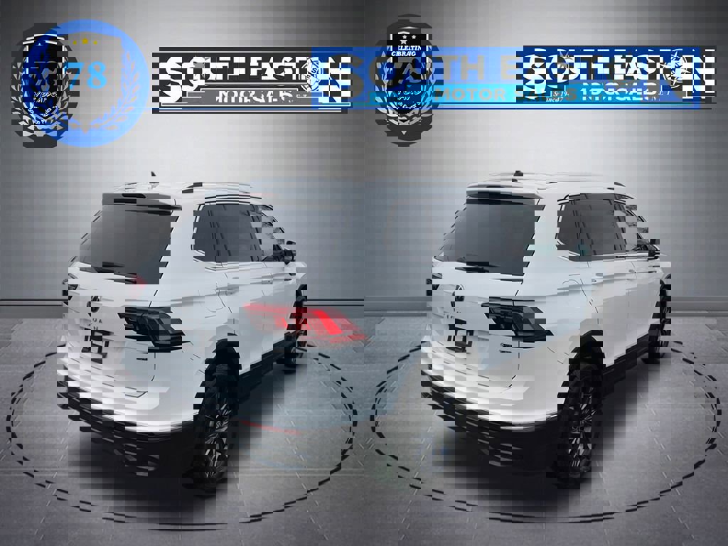 Used 2022 Volkswagen Tiguan SE w/ Panoramic Sunroof Package image 6