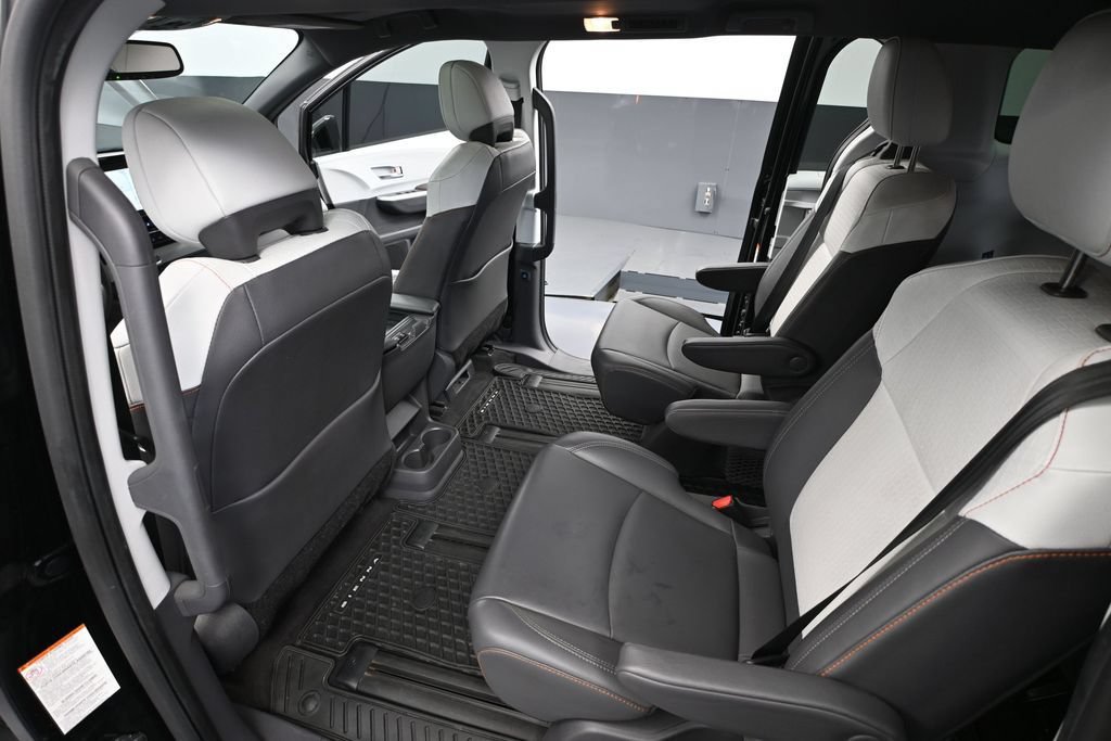 Used 2021 Toyota Sienna XSE FWD image 29