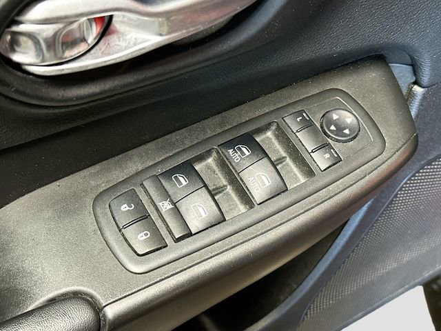Used 2019 Jeep Cherokee Trailhawk w/ Cold Weather Group image 17