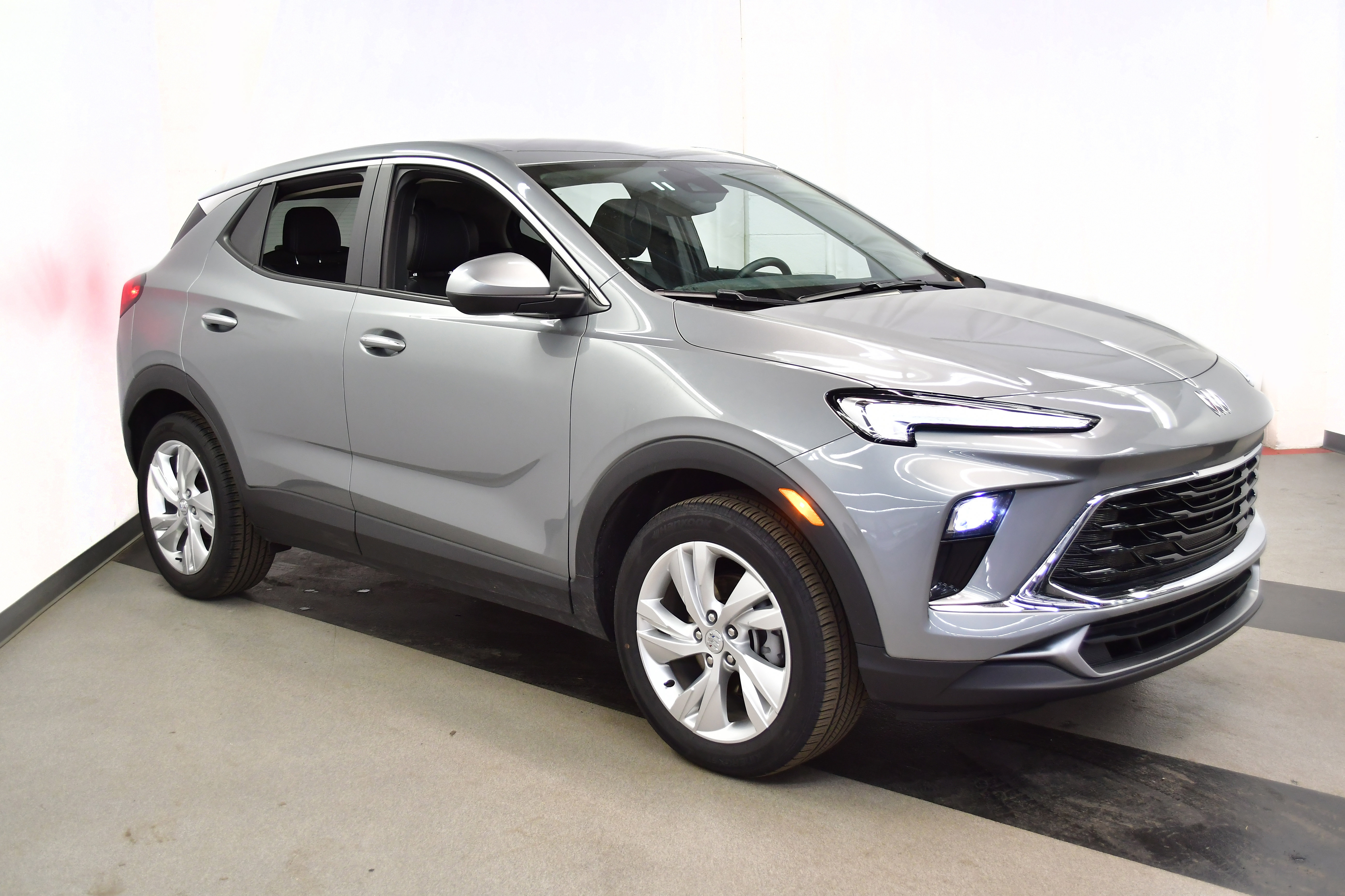 Used 2025 Buick Encore GX Preferred FWD image 2