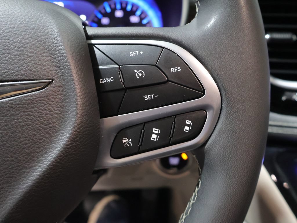 Certified 2024 Chrysler Pacifica Limited FWD image 41