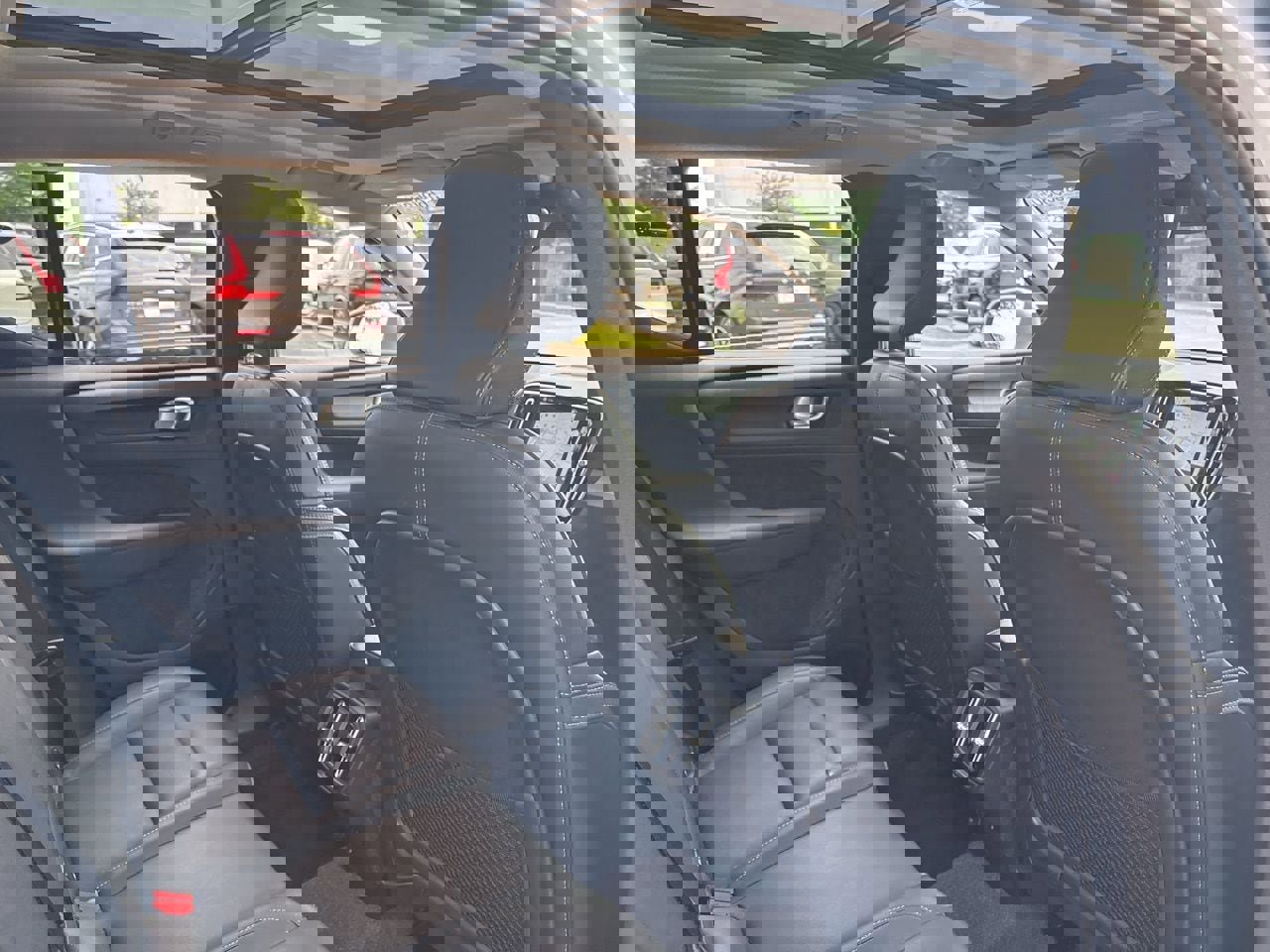 Certified 2025 Volvo XC40 B5 Plus AWD/4WD image 12