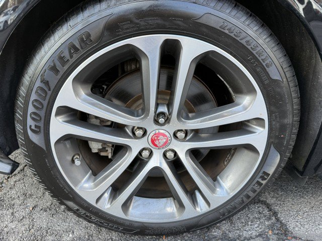 Used 2017 Jaguar XE Premium image 33