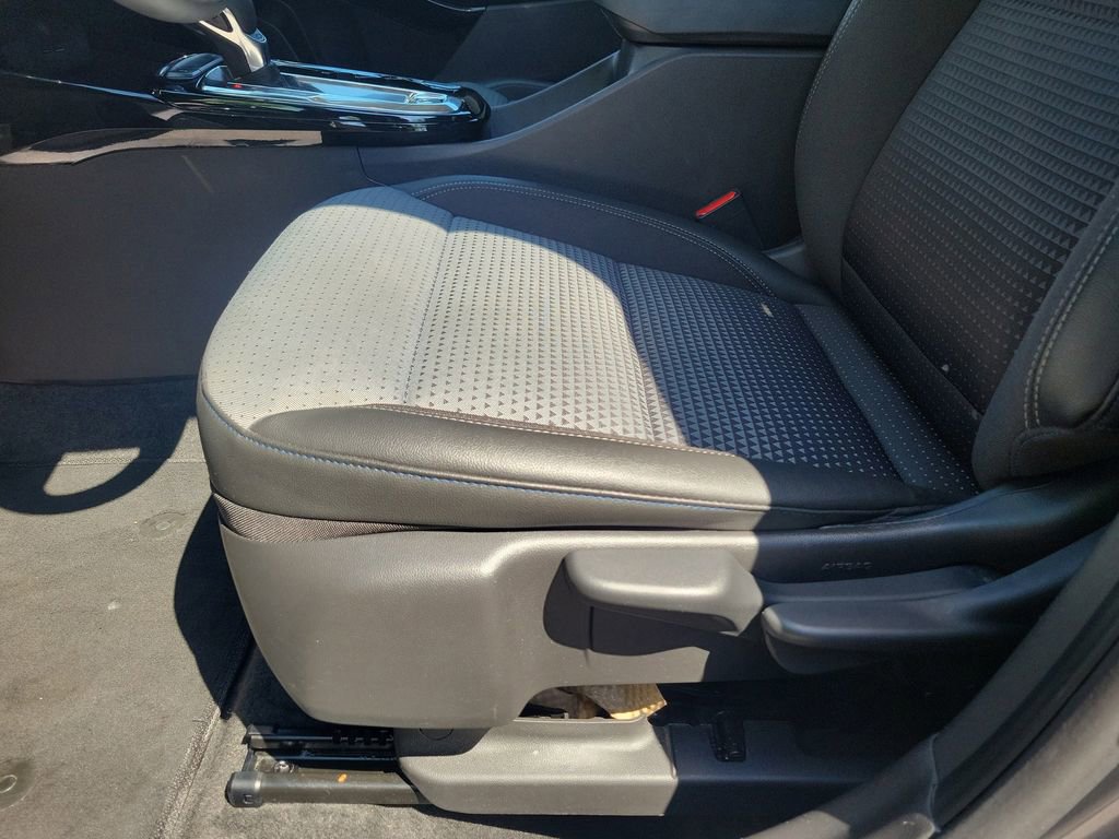 Used 2025 Chevrolet Trax LT FWD image 16