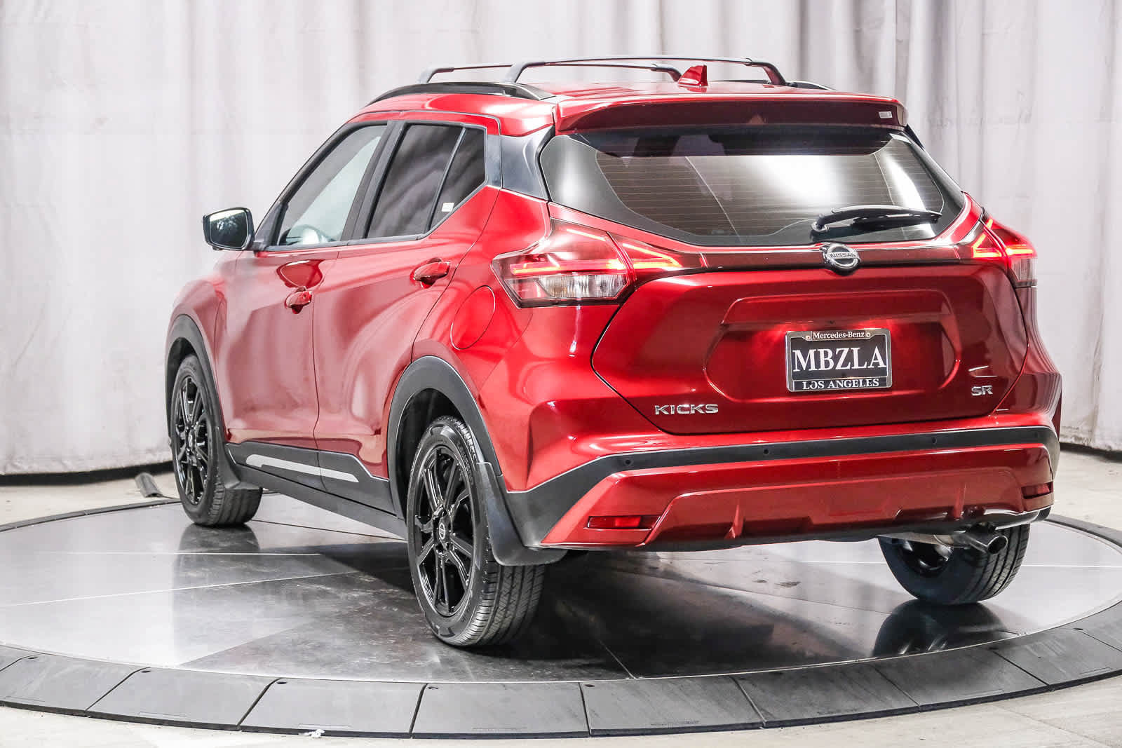 Used 2021 Nissan Kicks SR w/ SR Premium Package FWD image 2