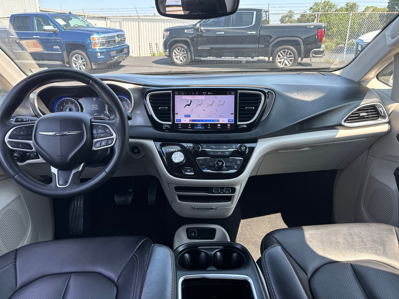 Used 2024 Chrysler Pacifica Touring-L FWD image 9