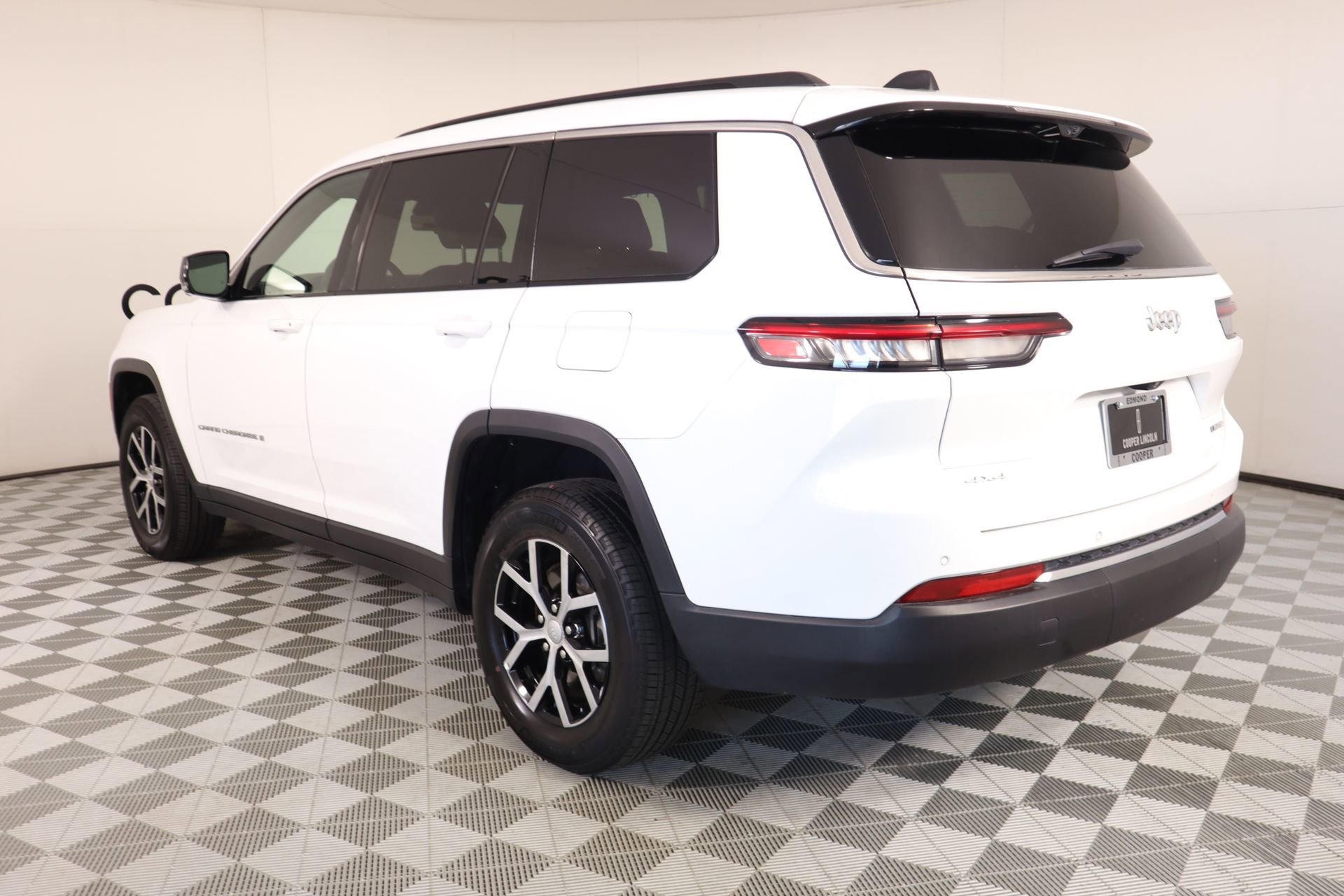 Used 2024 Jeep Grand Cherokee L Limited w/ Luxury Tech Group II image 25