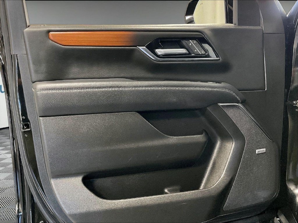 Used 2025 GMC Yukon Denali AWD/4WD image 9