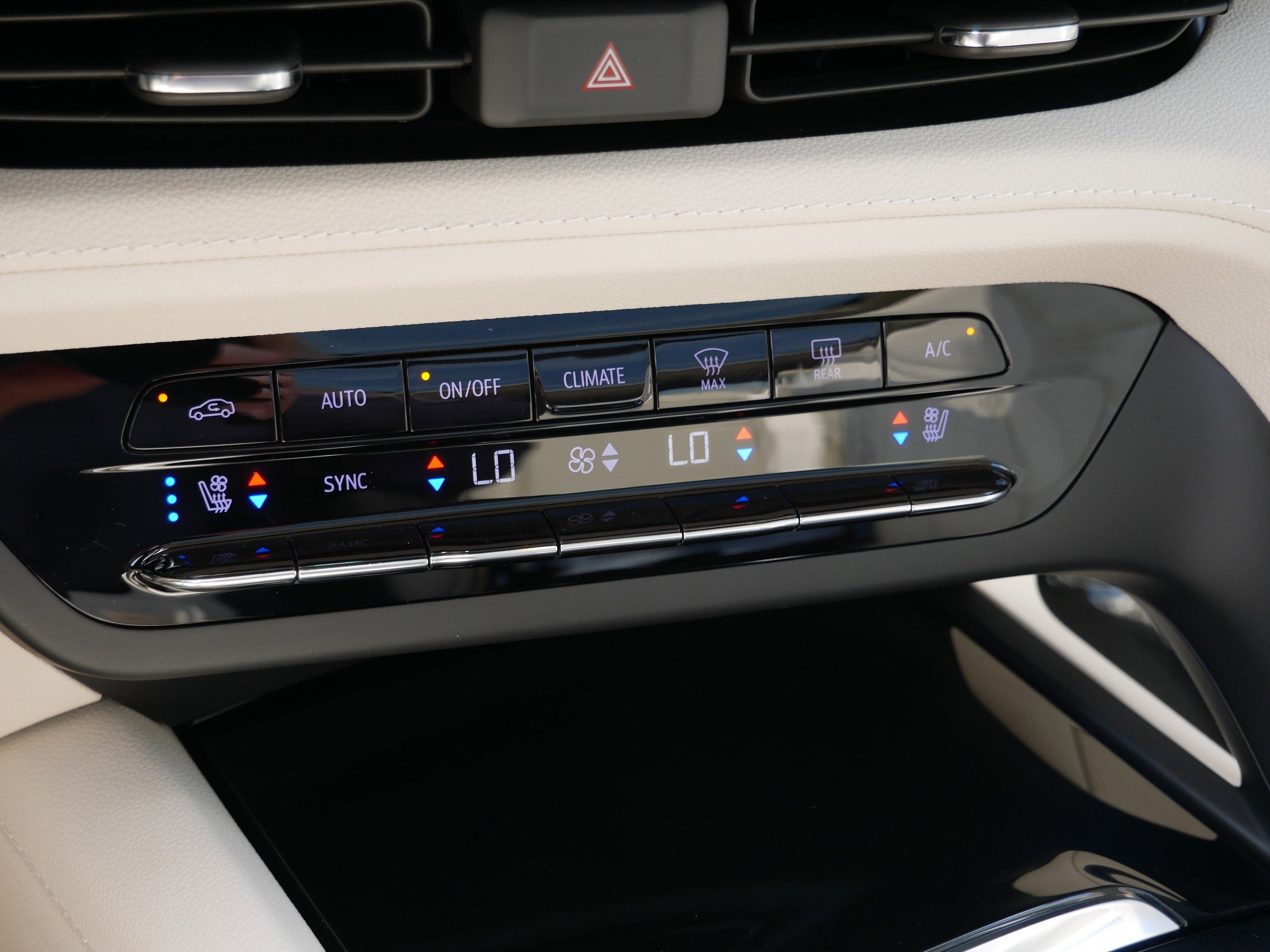 Used 2022 Buick Envision Avenir w/ Technology Package II AWD/4WD image 23
