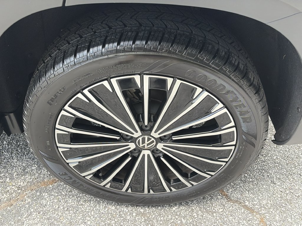 Certified 2025 Volkswagen Taos SE FWD image 28