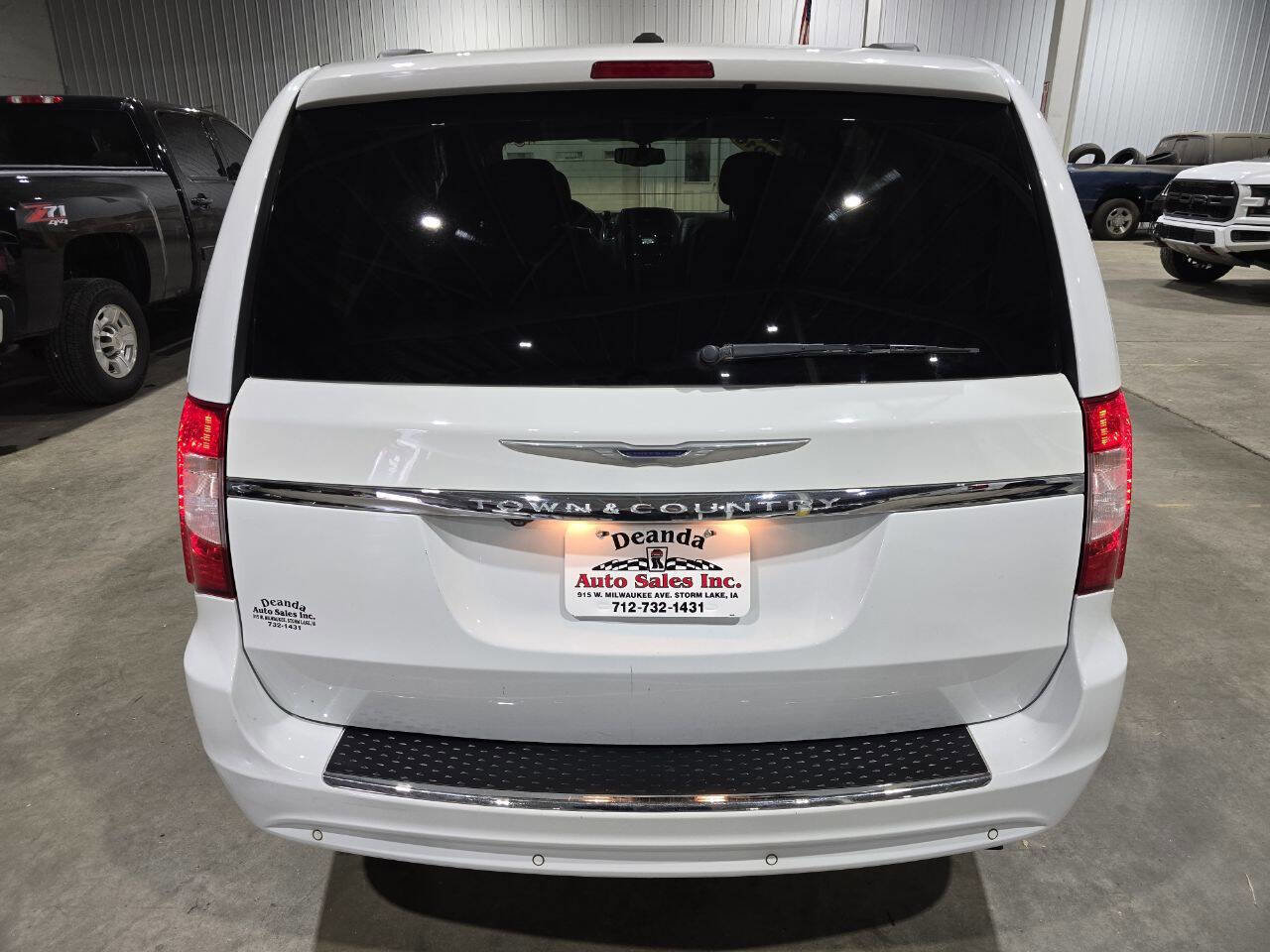 Used 2016 Chrysler Town & Country Touring-L w/ Driver Convenience Group FWD image 8