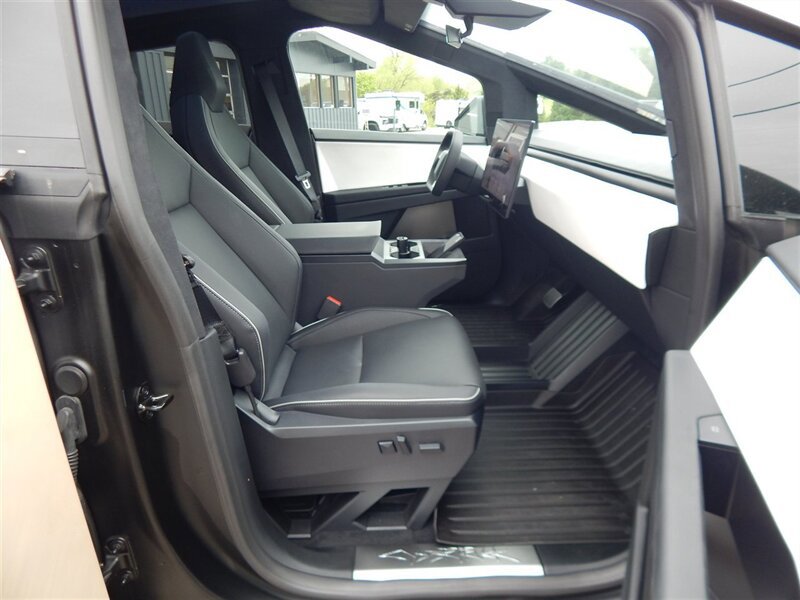 Used 2024 Tesla Cybertruck AWD Crew Cab image 18