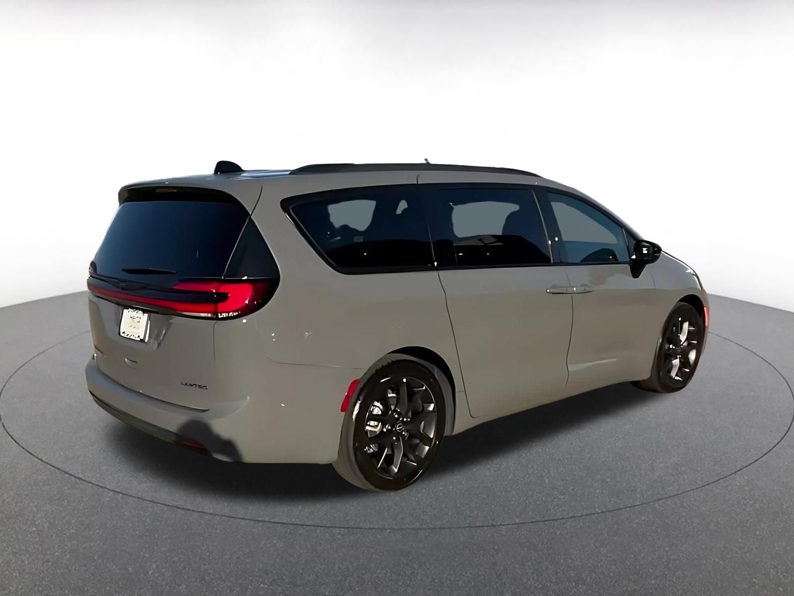 Used 2025 Chrysler Pacifica Limited FWD image 13