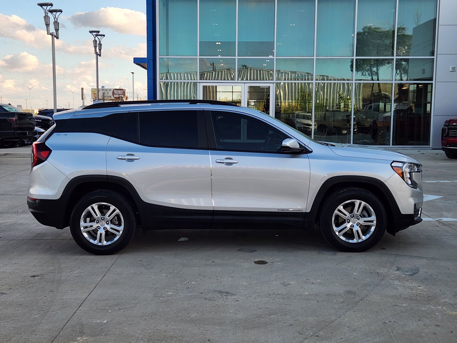 Used 2022 GMC Terrain SLE w/ Driver Convenience Package image 7