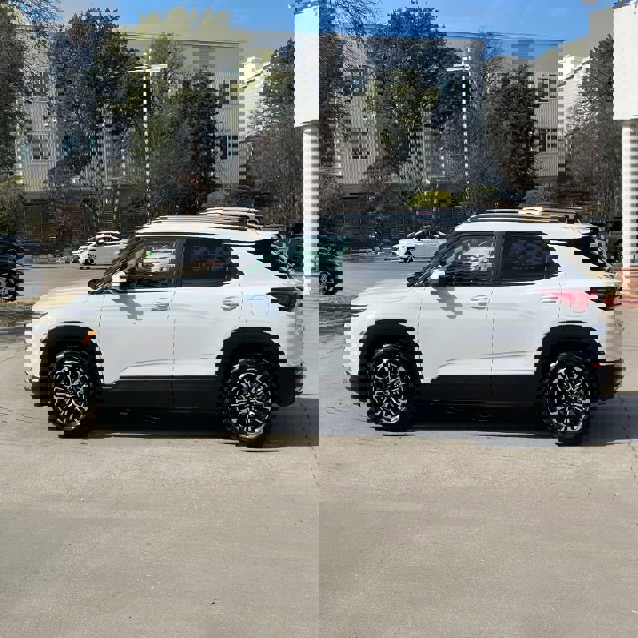 Used 2025 Chevrolet TrailBlazer LT image 3