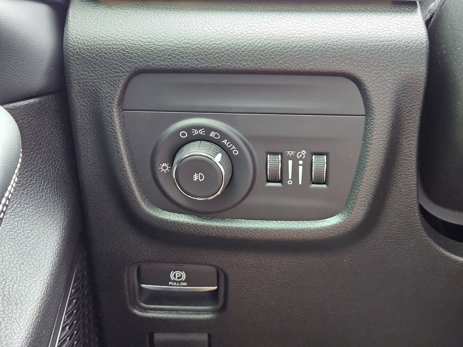 Used 2025 Jeep Grand Cherokee Limited w/ Black Appearance Package image 23