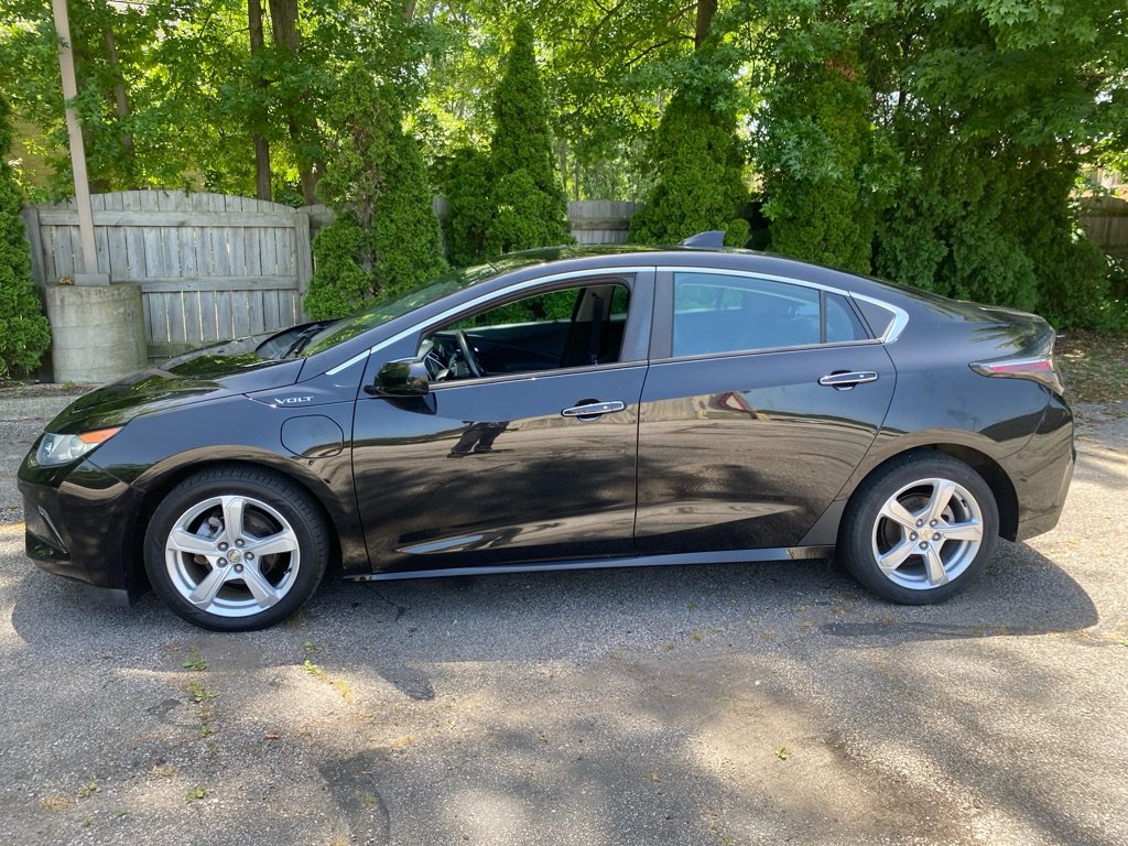 Used 2017 Chevrolet Volt LT w/ Comfort Package FWD image 2
