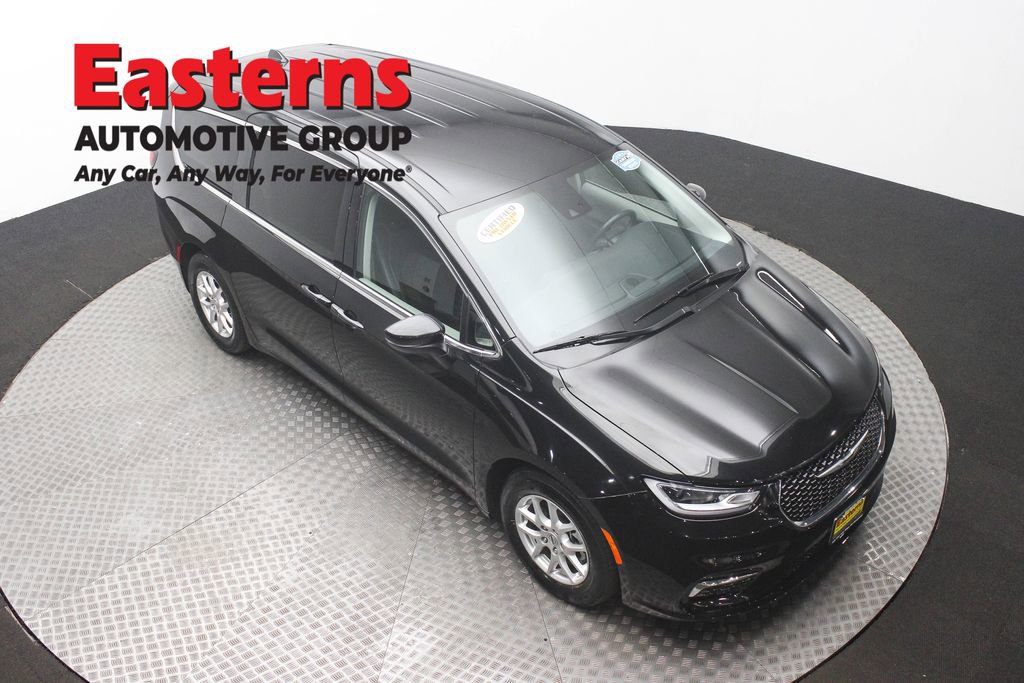 Used 2023 Chrysler Pacifica Touring-L image 3