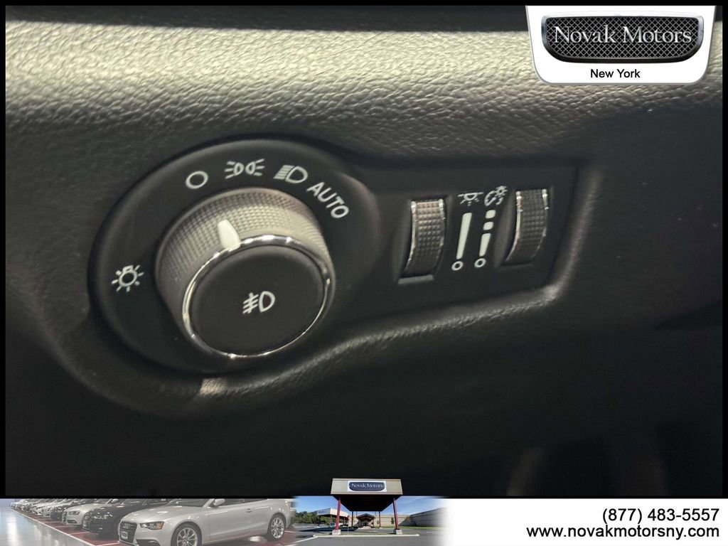 Used 2025 Chrysler Pacifica Select image 18