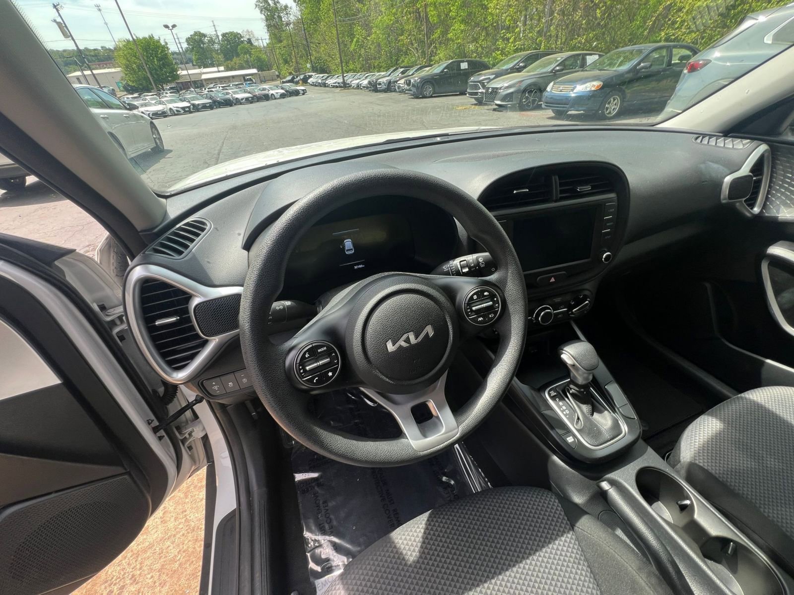 Used 2025 Kia Soul LX w/ LX Technology Package FWD image 28