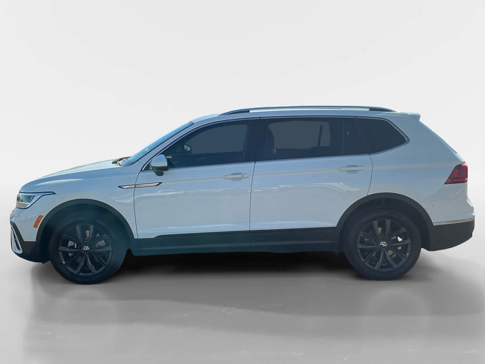 Used 2024 Volkswagen Tiguan SE w/ Panoramic Sunroof Package AWD/4WD image 2