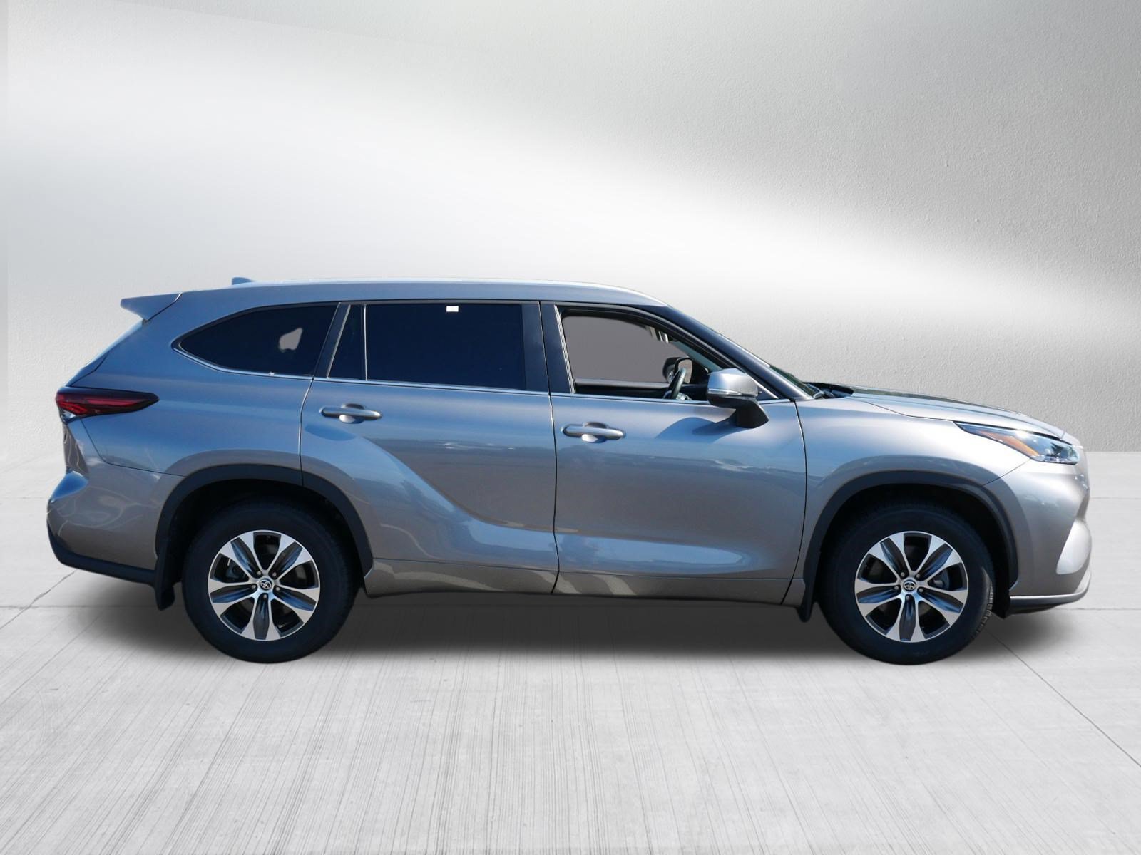 Used 2025 Toyota Highlander XLE AWD/4WD image 8
