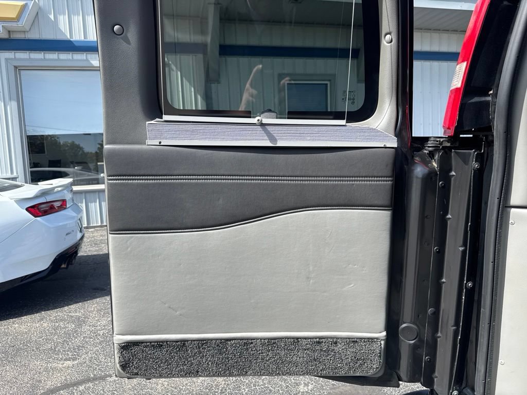 Used 2016 Chevrolet Express 2500 RWD image 17