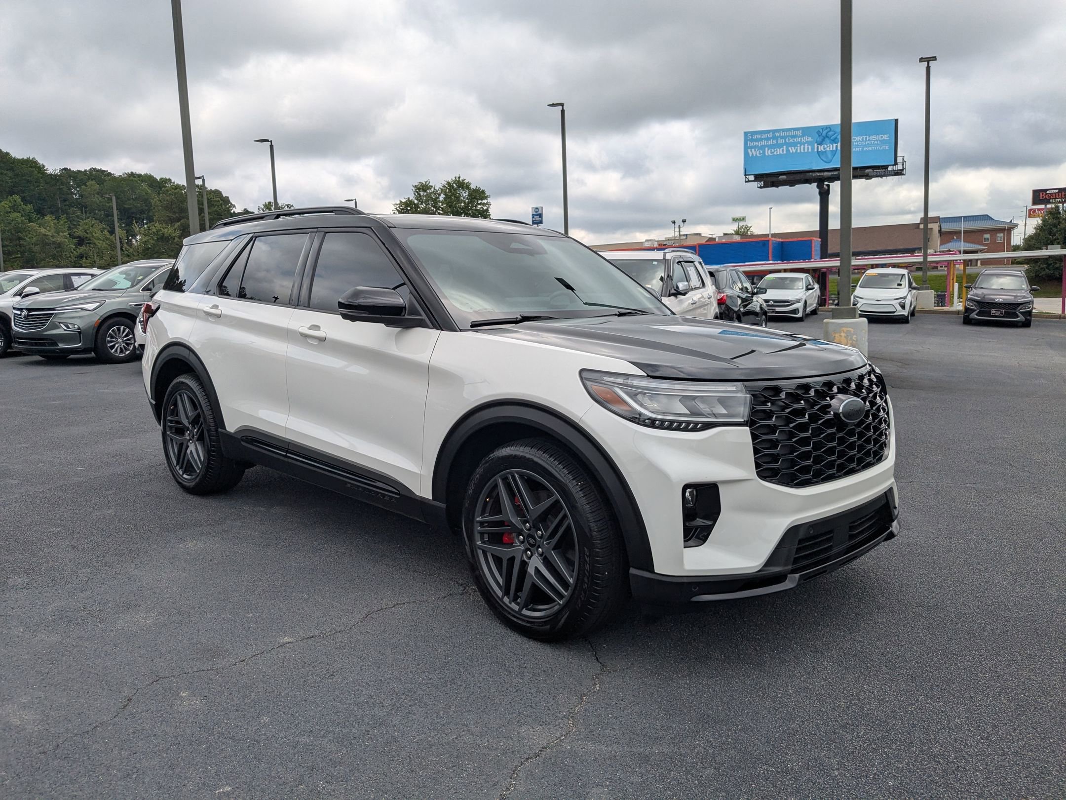 Used 2025 Ford Explorer ST image 3