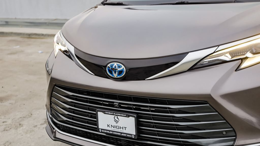 Used 2024 Toyota Sienna Platinum AWD/4WD image 6