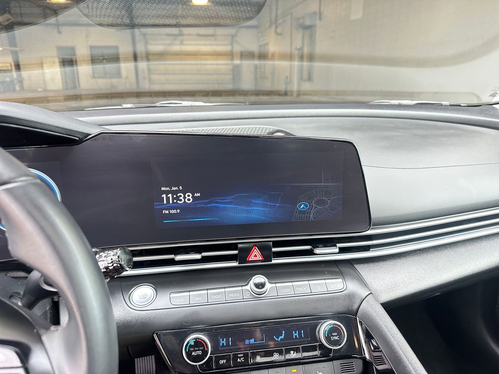 Used 2025 Hyundai Elantra SEL image 21