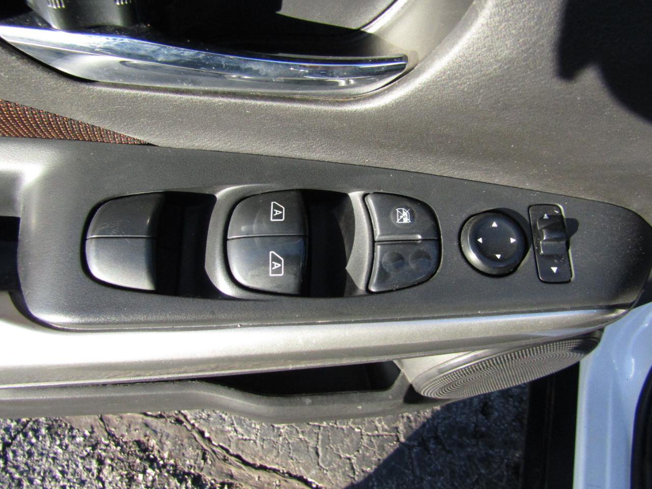 Used 2020 Nissan Kicks SR image 11