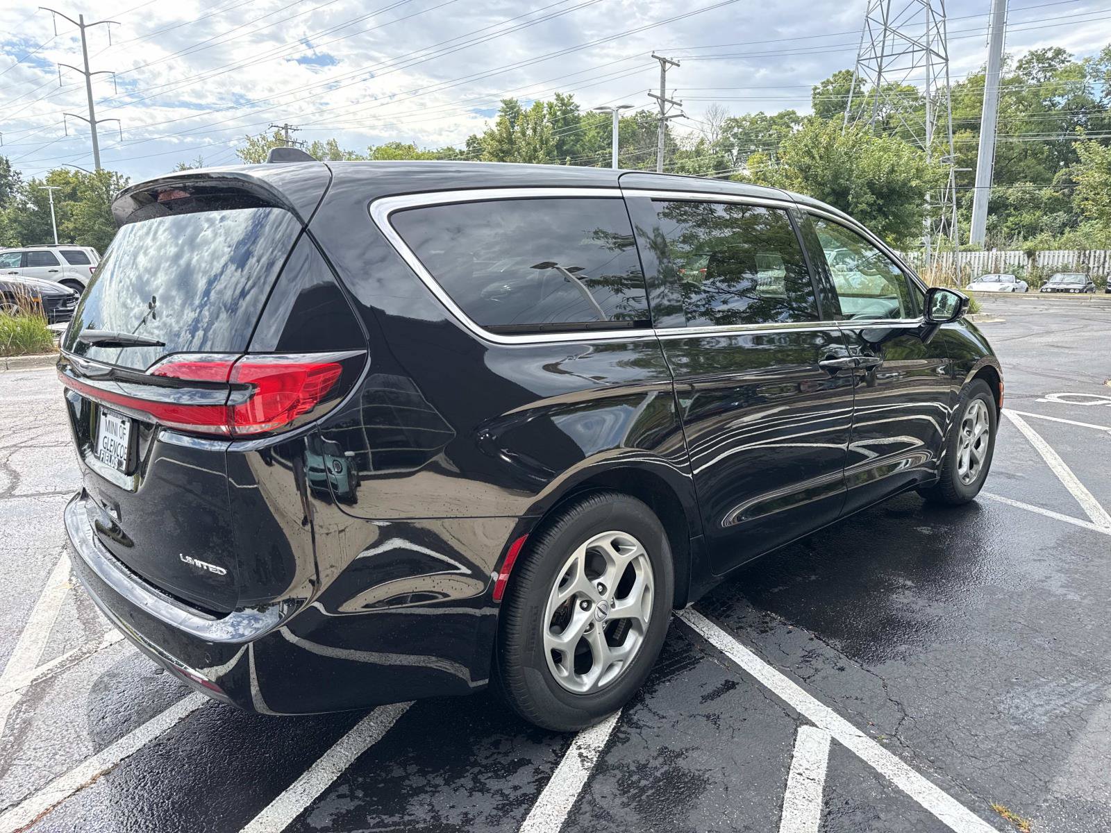 Used 2024 Chrysler Pacifica Limited FWD image 6