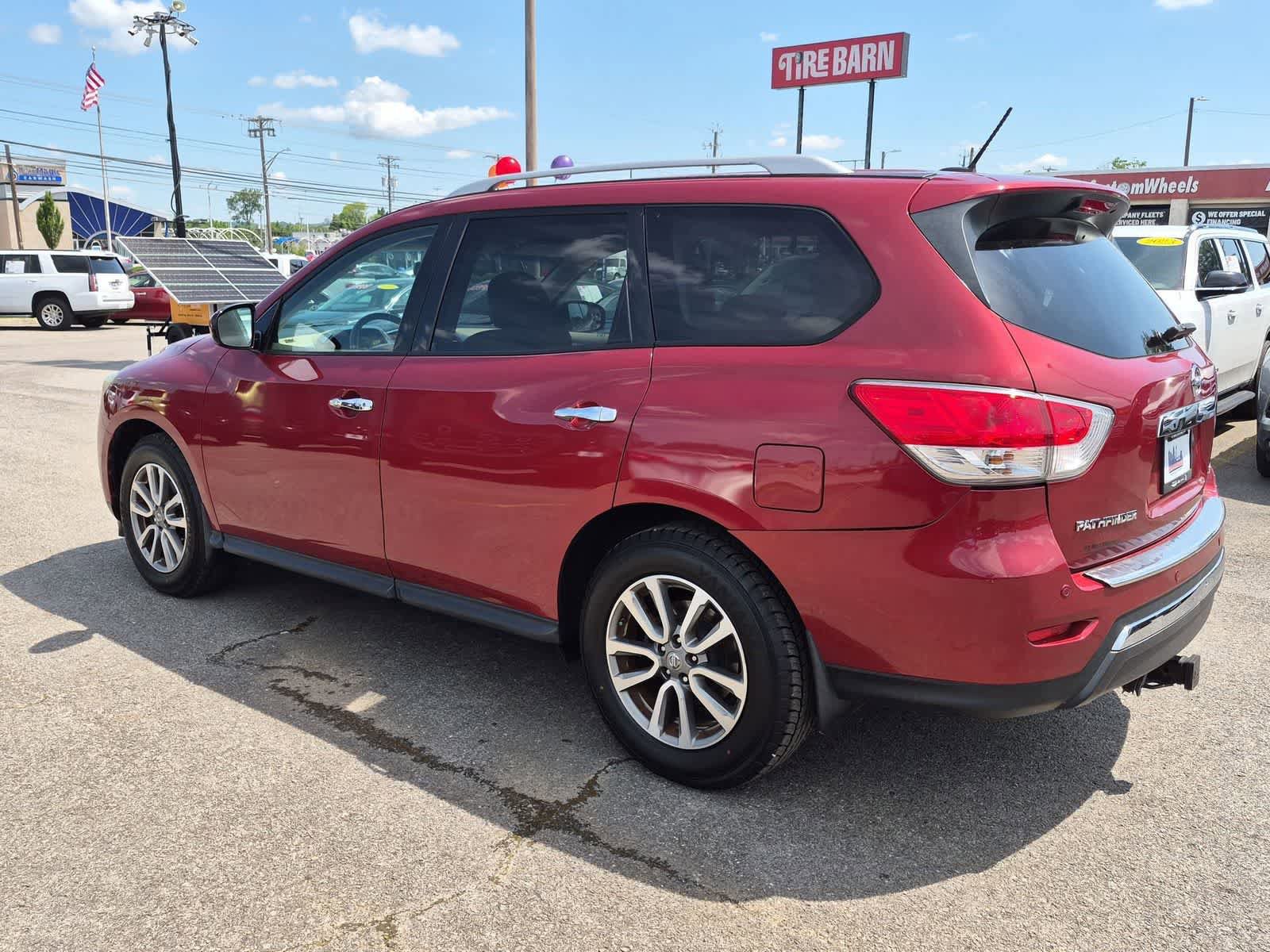 Used 2016 Nissan Pathfinder SV w/ Cargo Package FWD image 6