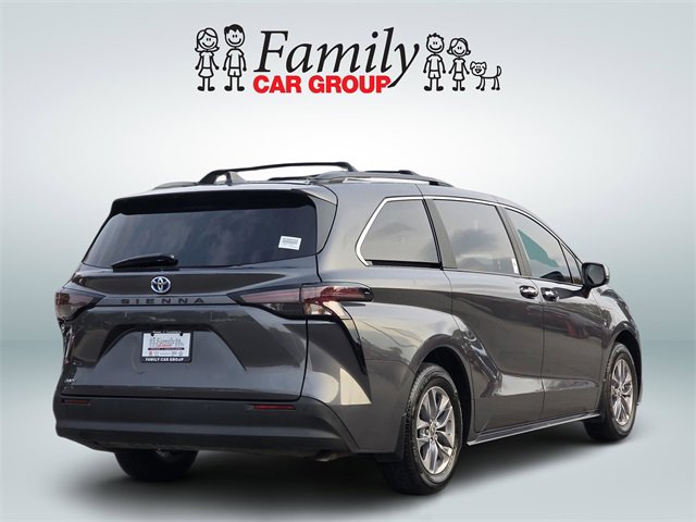 Used 2025 Toyota Sienna XLE image 4