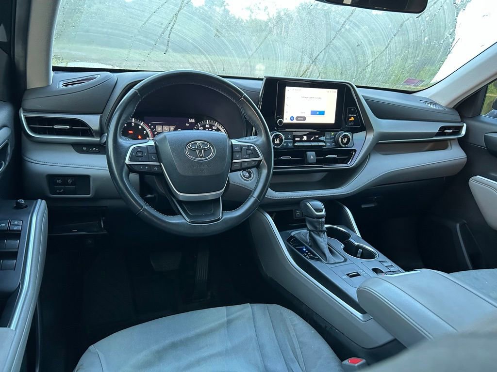 Used 2023 Toyota Highlander LE FWD image 13