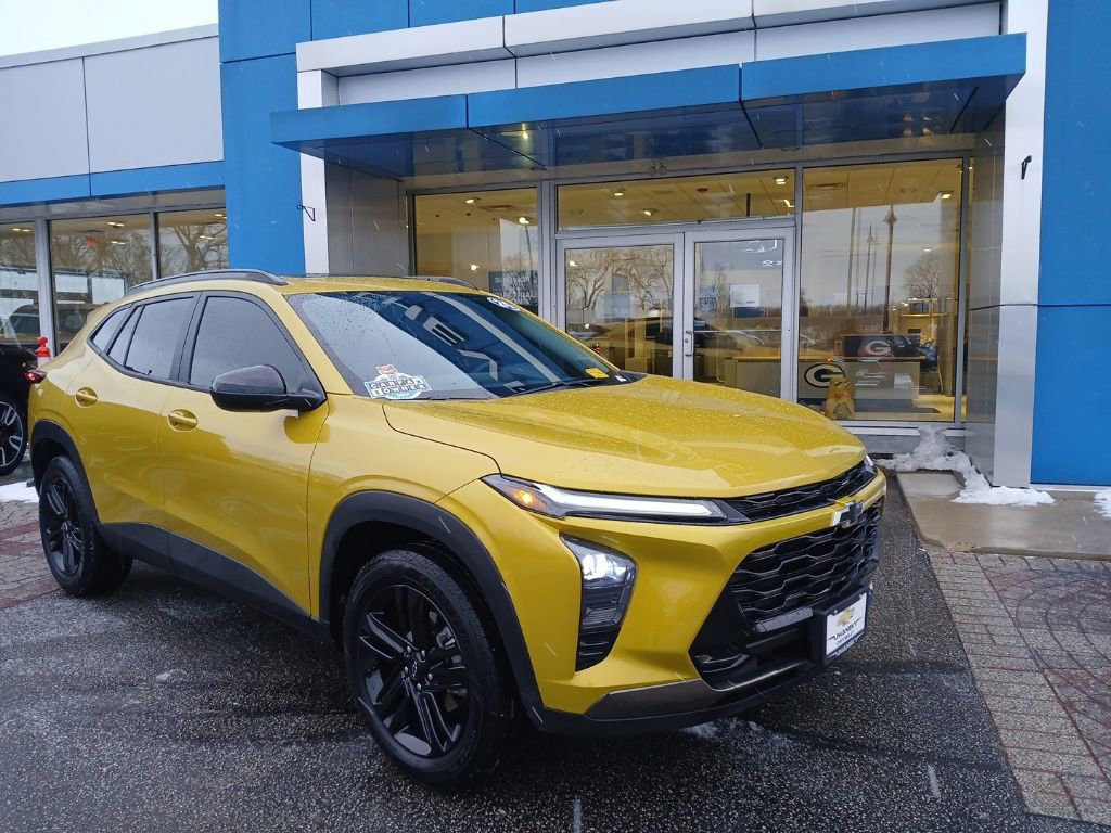 Used 2024 Chevrolet Trax ACTIV w/ Sunroof Package image 2