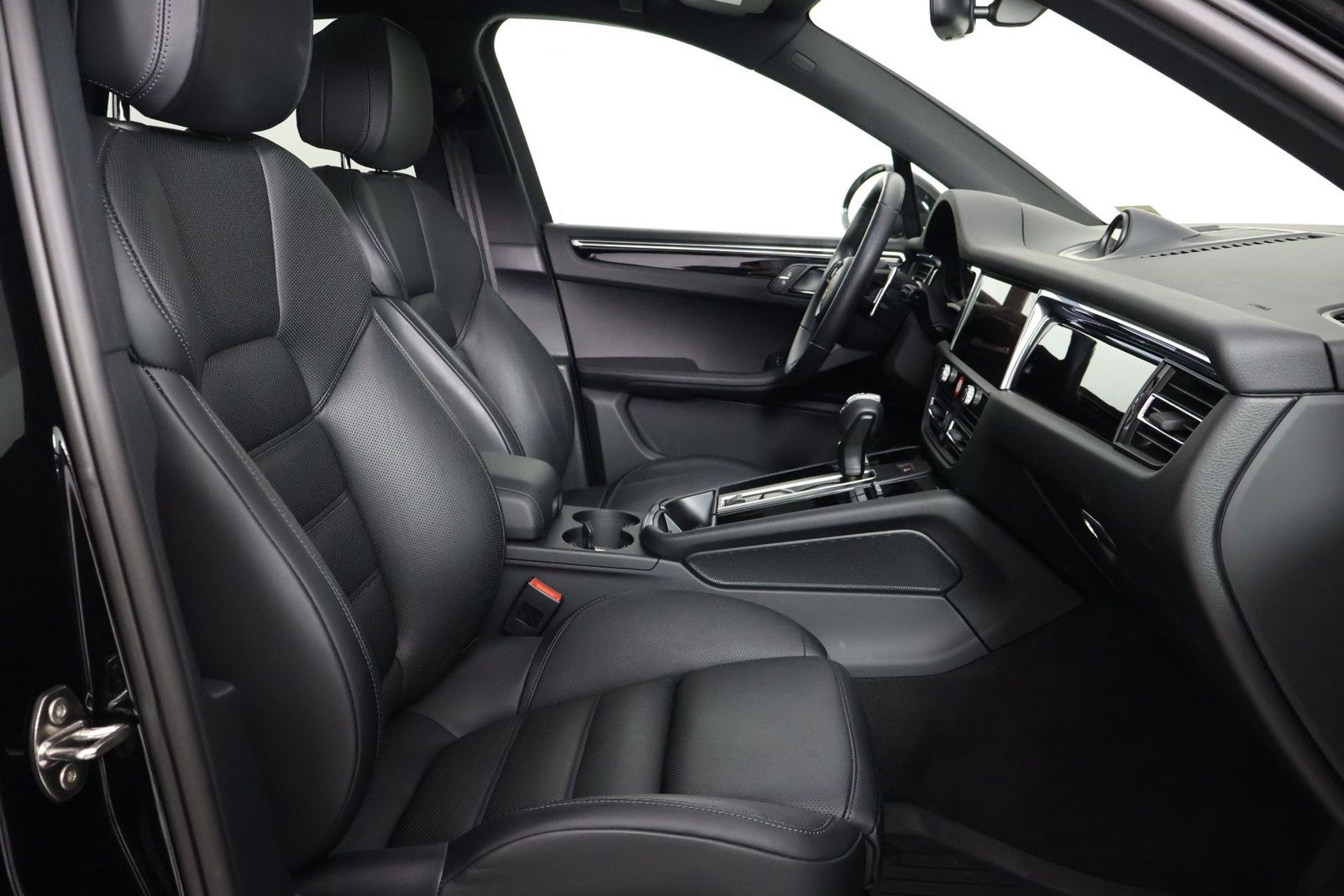 Certified 2026 Porsche Macan S AWD/4WD image 31